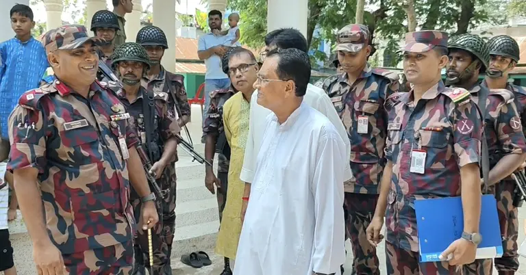 পূজামণ্ডপ পরিদর্শনে বিজিবি অধিনায়ক